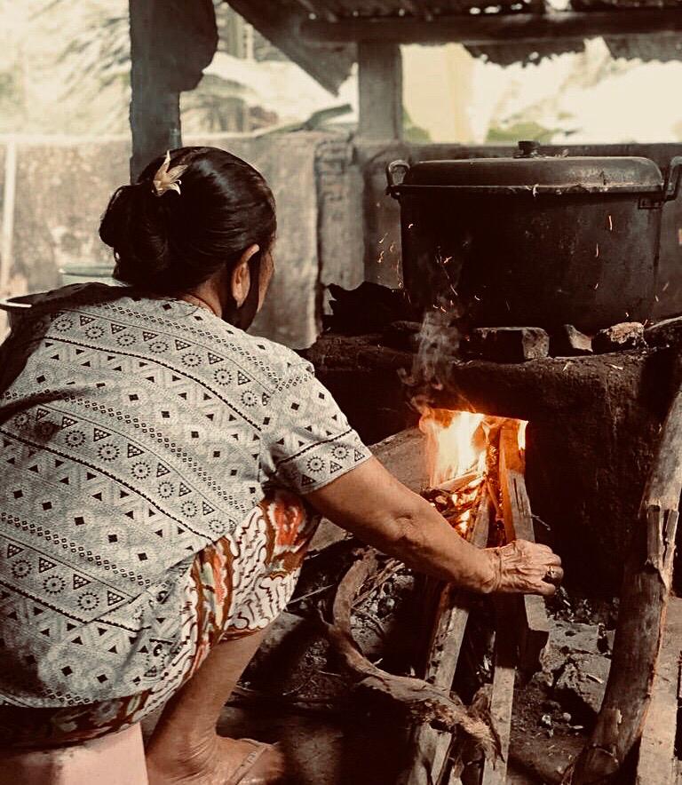 Memasak dengan tungku tradisional